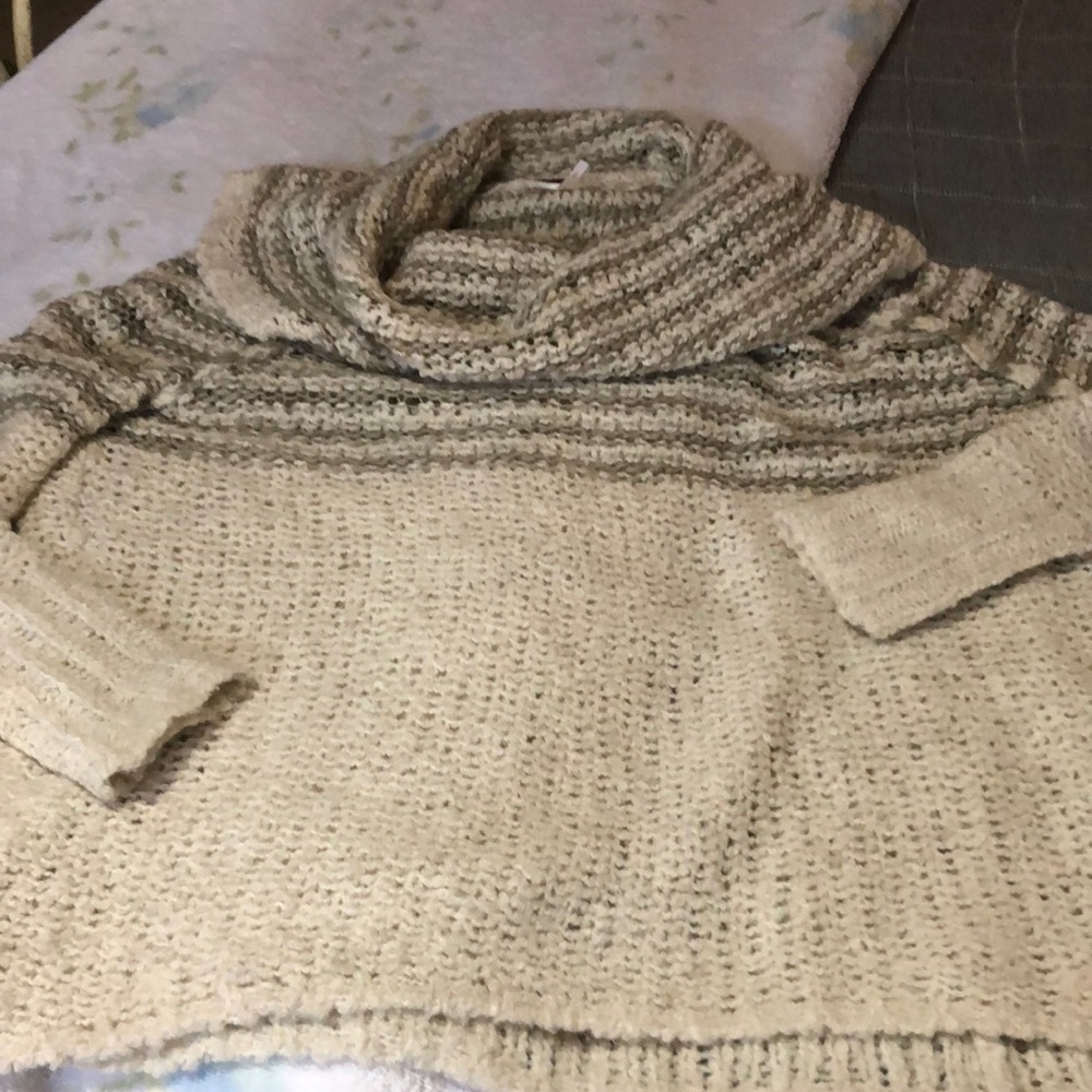 Final price🙏🏻Free people beautiful loose crochet large cowl neck sweater